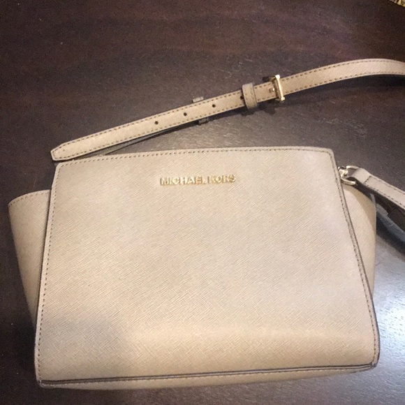 Michael Kors crossbody - Picture 1 of 6